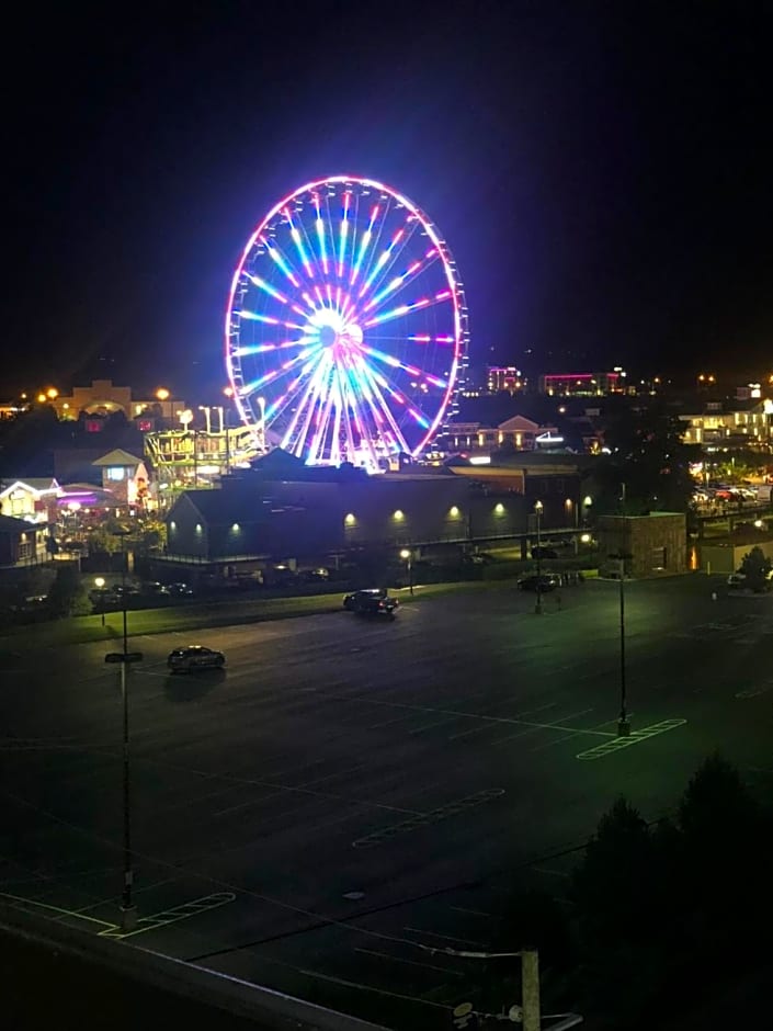 Mountain Vista Inn & Suites - Near the Island inPigeon Forge