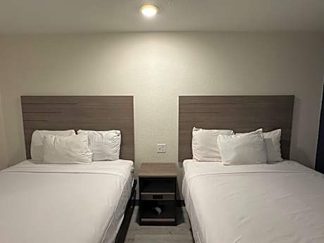 2 Queen Beds, Mobility/Hearing Access Efficiency Suite, Roll-In Shower, NSMK