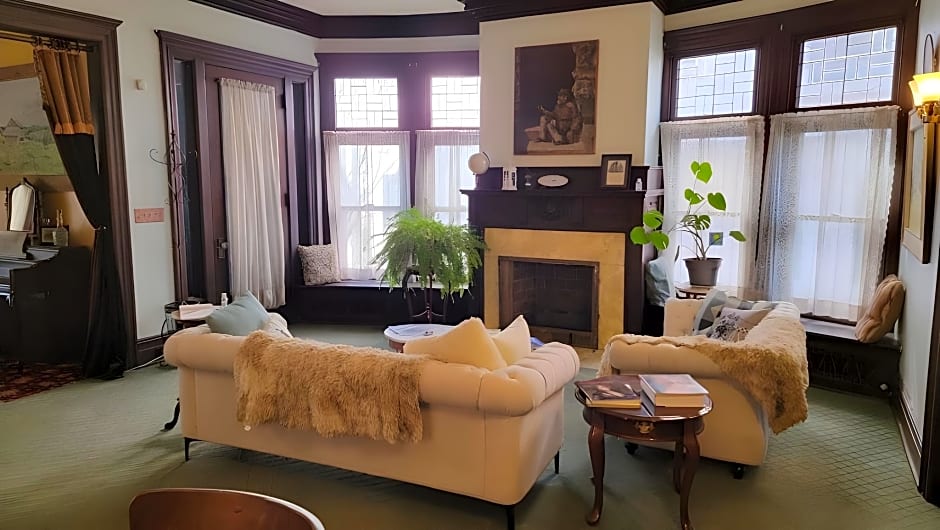 The Kings Throne Inn and Guest House