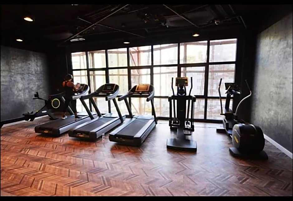 lavish apt with 180 ist view at 40F gym pool 89