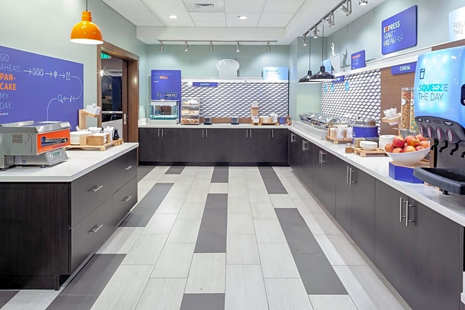 Holiday Inn Express and Suites Gilbert - East Mesa By IHG