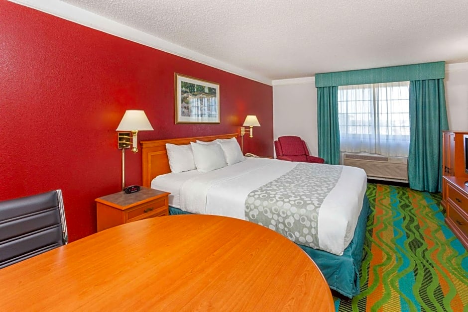 Days Inn & Suites by Wyndham Arlington Heights