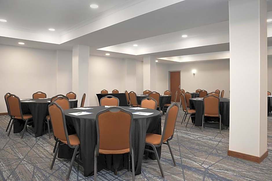 Holiday Inn Express & Suites Alexandria - Fort Belvoir By IHG
