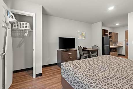 King Suite with Tub - Disability Access/Non Smoking