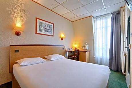1 Double Bed 1 Junior bed (up to 10 years)