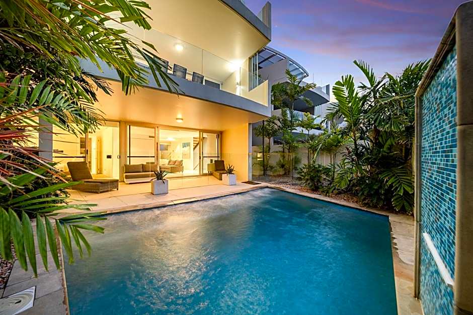 Absolute Beachfront Marcoola - Private Pool - Private Spa Bath - Games