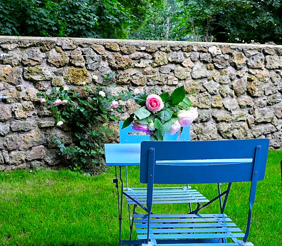 Petit loft de charme proche VERSAILLES SACLAY 30 mn PARIS jardin terrasse parking securisé