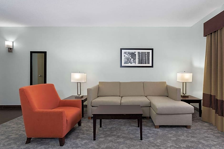 La Quinta Inn & Suites by Wyndham Bonita Springs Naples