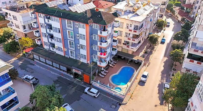 Cleopatra King Apart