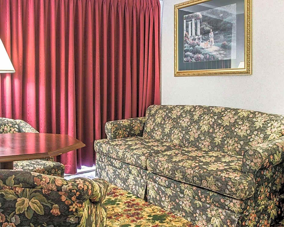 Clarion Hotel Mackinaw City Beachfront