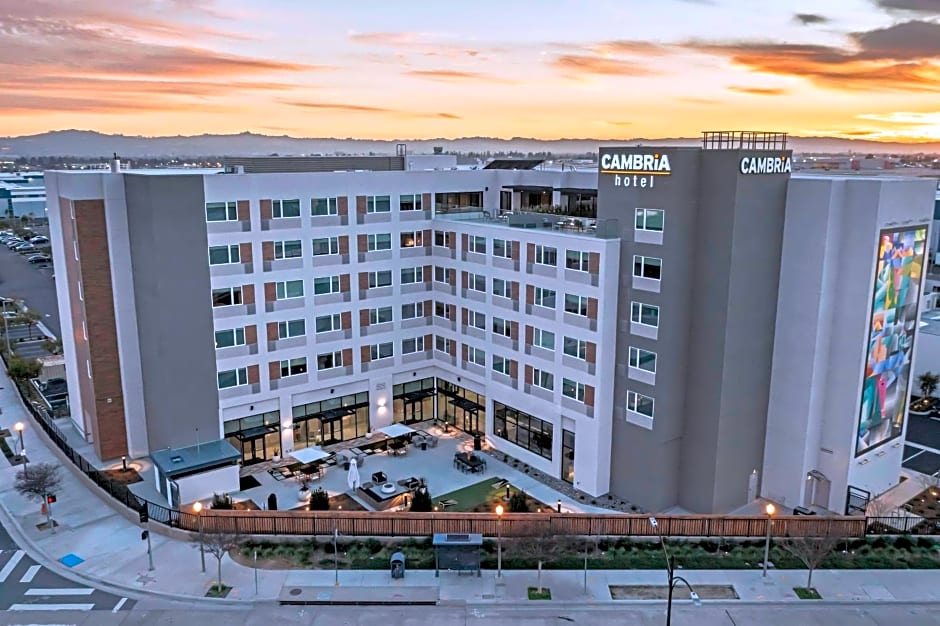 Cambria Hotel Burbank Airport