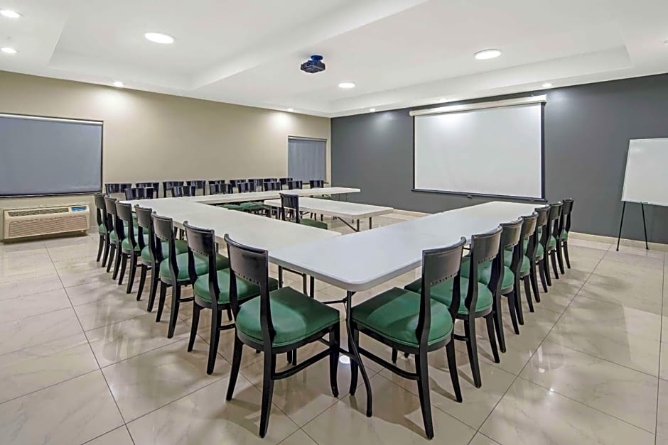 La Quinta Inn & Suites by Wyndham Mercedes Outlet Mall