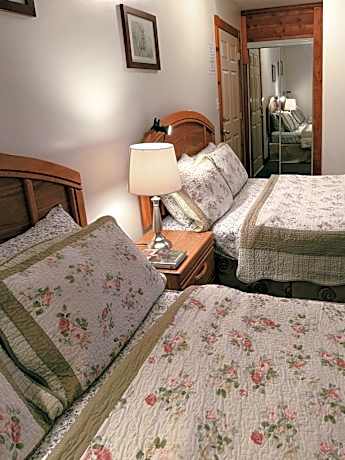 Quadruple Room with Private Bathroom