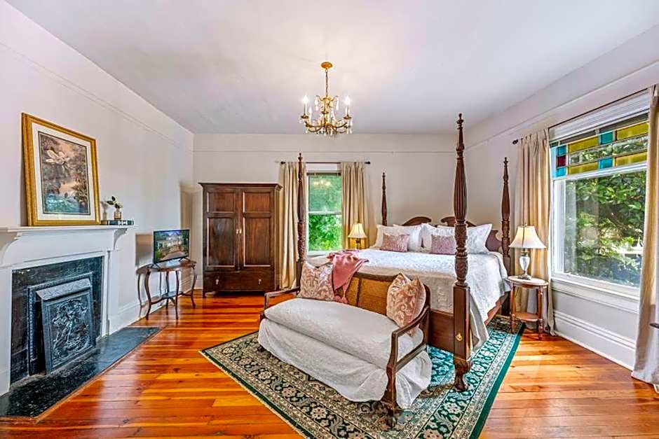Veranda Historic Inn