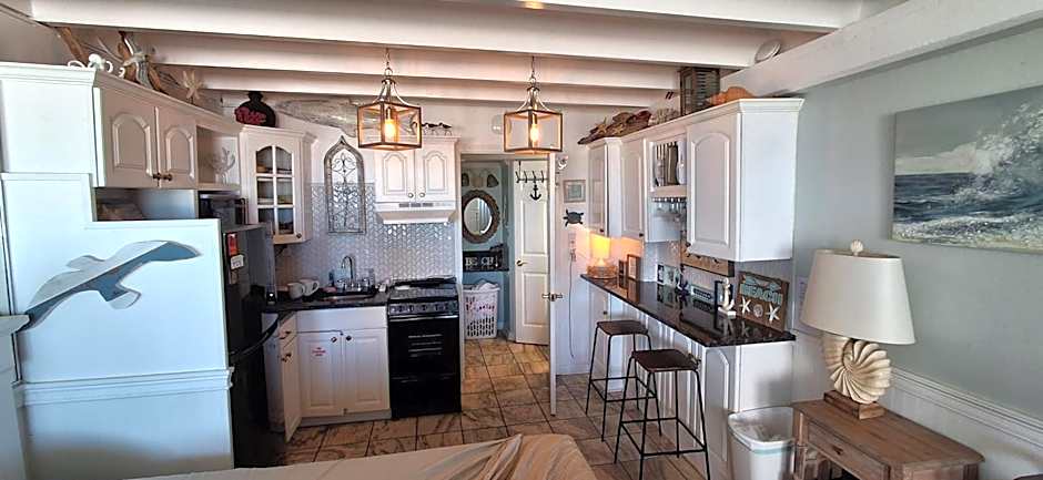 ON THE BEACH! COUPLES GETAWAY,HONEYMOON SWEET, Perfectly Cozy Beach Front Condo, full kitchen, pool, free parking,CHECK-IN AT DOOR