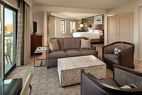 Junior Suite, 1 King Bed (Balcony)