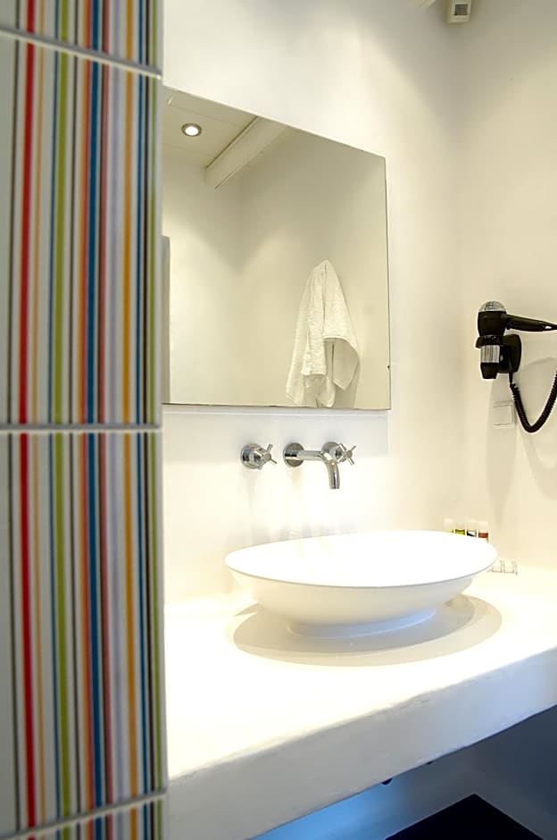 Kapetan Tasos Suites