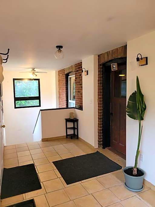 Cozy Farmhouse 10 Minutes From The Beach!