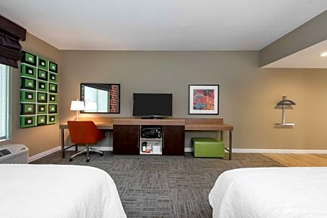  2 QUEENS MOBILITY ACCESS W/TUB NONSMOKING - MICROWV/FRIDGE/HDTV/WORK AREA - FREE WI-FI/HOT BREAKFAST INCLUDED -