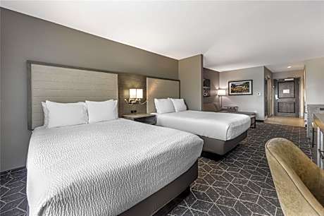 Suite-2 Queen Beds  Non-Smoking Sofabed 50 Inch Flat Screen Television Microwave And Refrigerator Hi