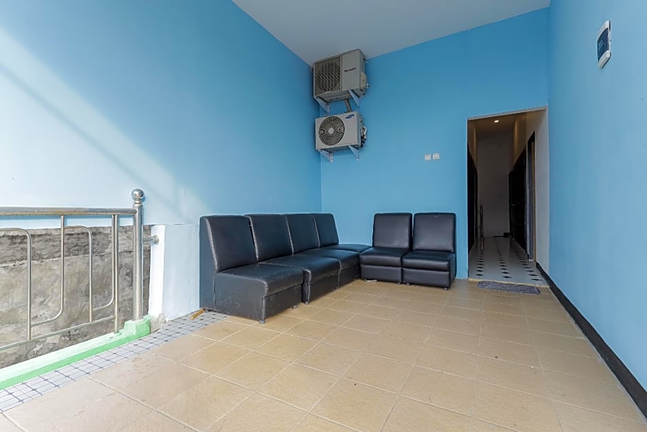 RedDoorz near Mayapada Hospital Surabaya