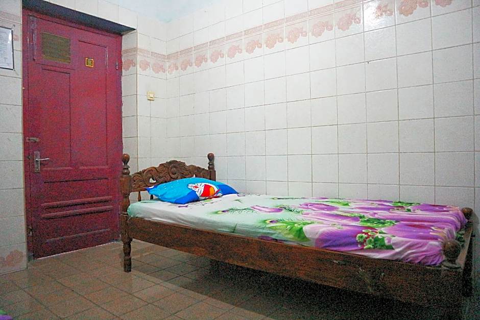 OYO Life 1972 Aman Family Inn Syariah