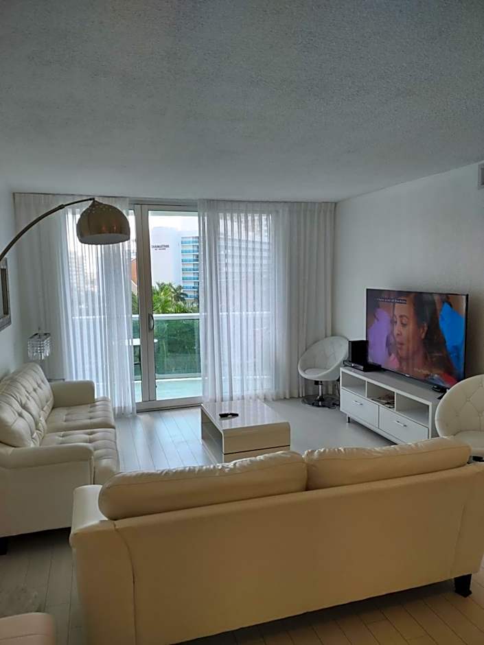 Tides Apt on Hollywood Beach