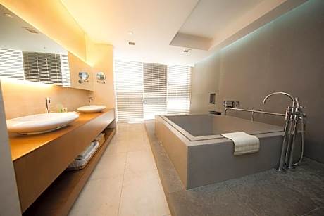 One-Bedroom King Suite - Top Floor