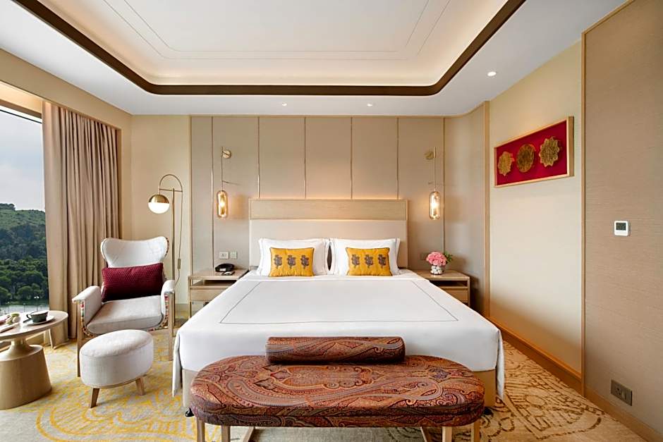 Photo 1 of 4 of Grande 1 King Bed, Lake View