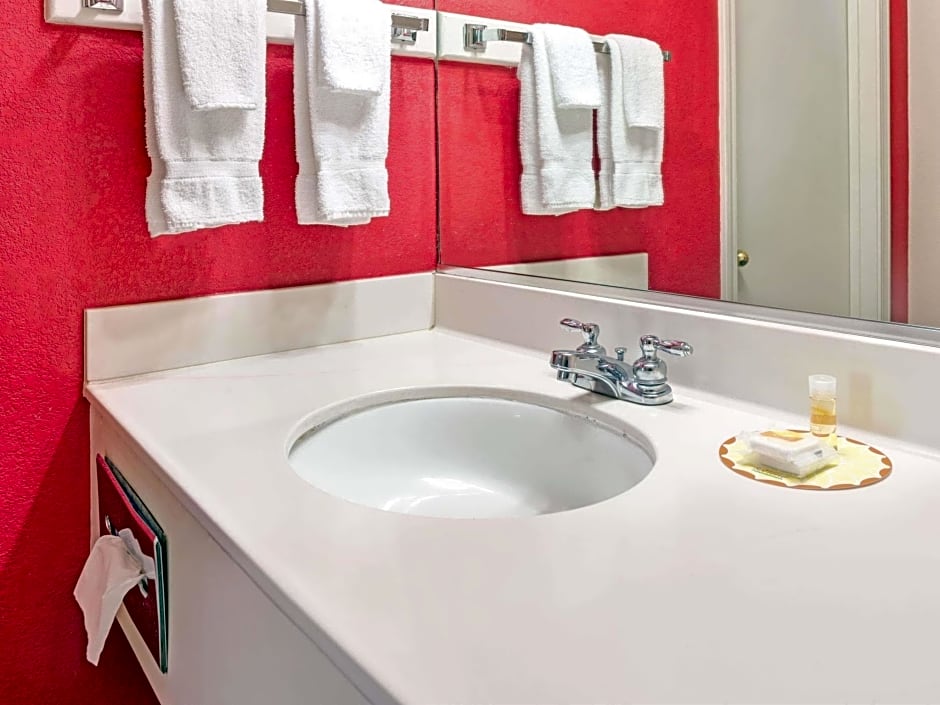 Days Inn & Suites by Wyndham Osceola AR