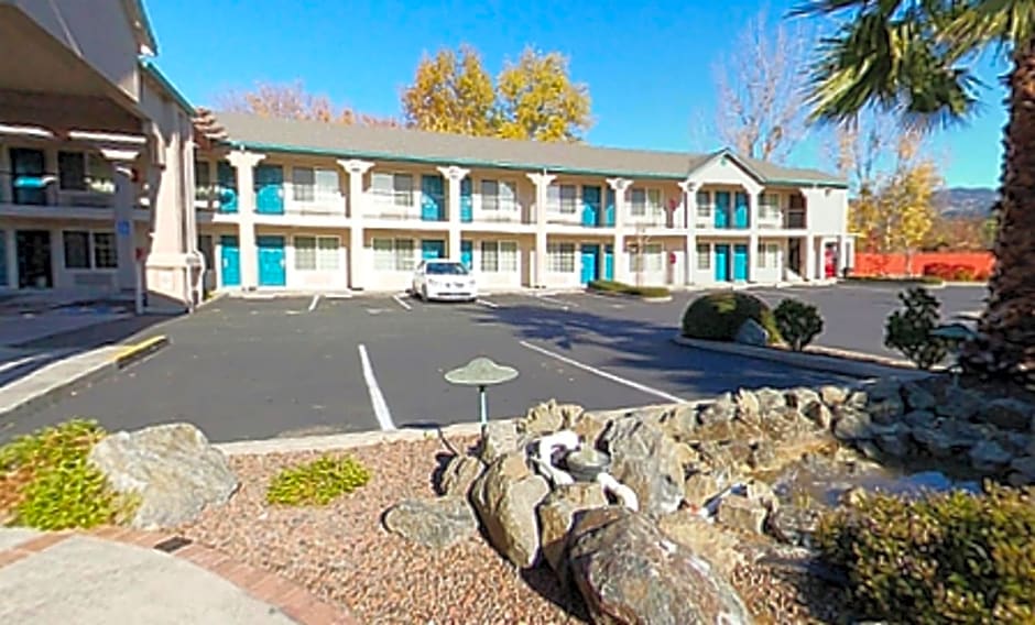 Cloverdale Wine Country Inn & Suites