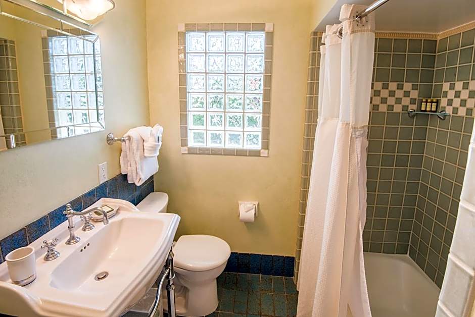 Harbor House Inn