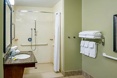1 Qn 1 Bedrm Ste Comm Access Roll Shwr
