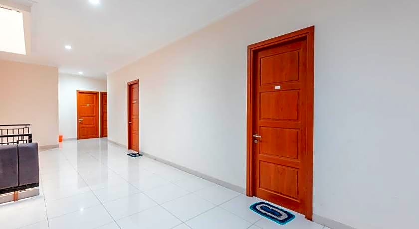 RedDoorz near Universitas Esa Unggul Bekasi Harapan Indah