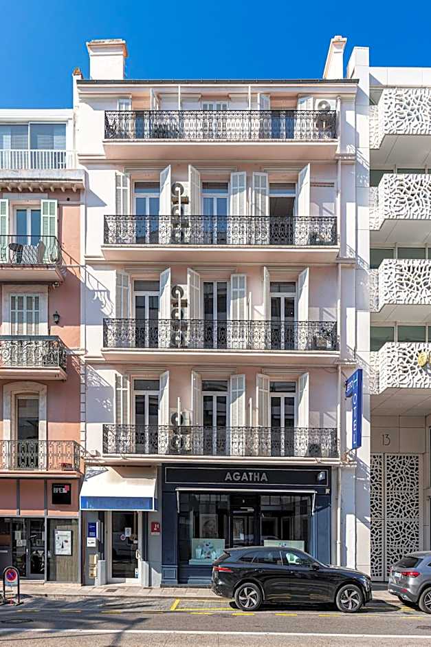 Modern Waikiki Hotel