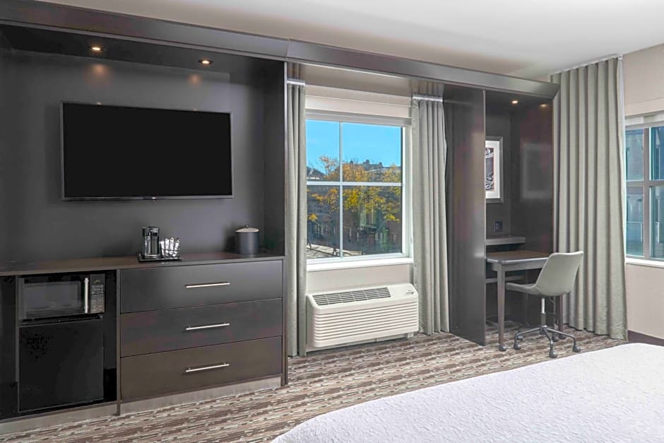 Hampton Inn & Suites Portsmouth Downtown