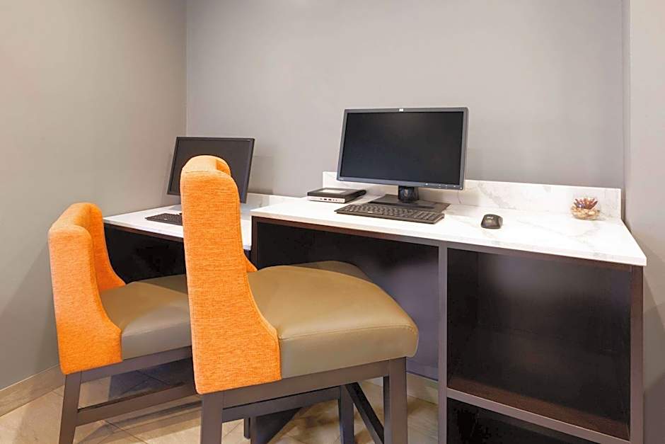 La Quinta Inn & Suites by Wyndham Sheboygan
