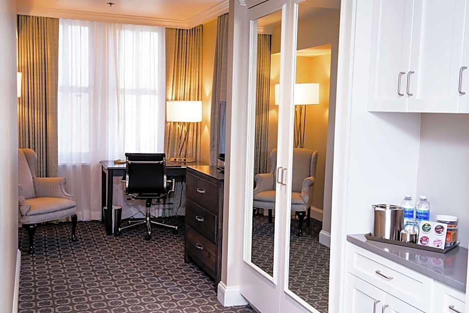 Redmont Hotel Birmingham, Curio Collection by Hilton