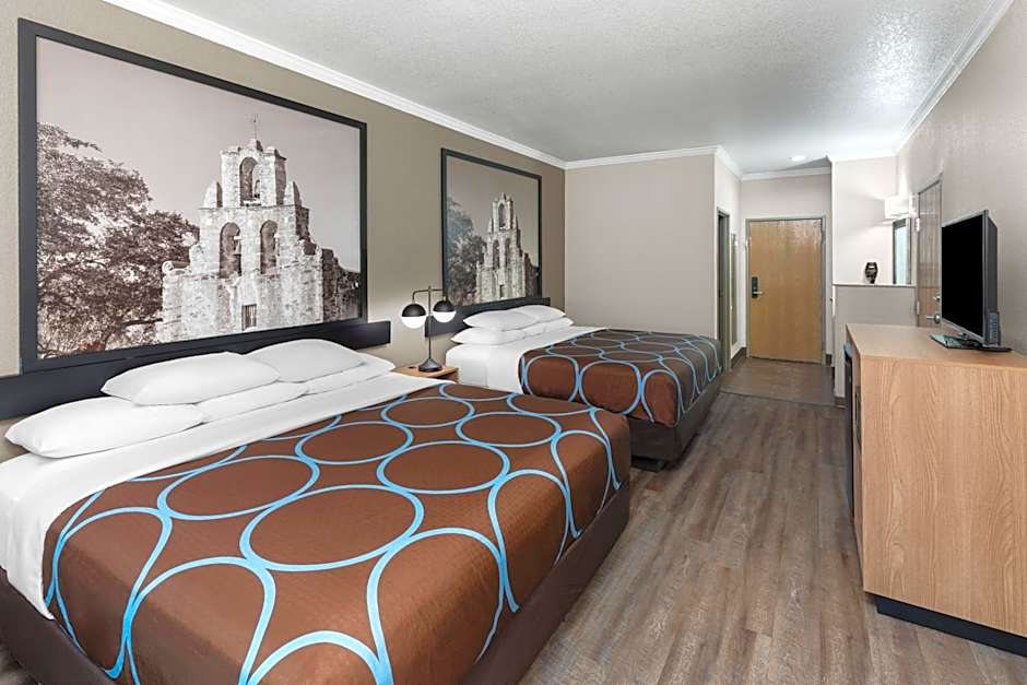 Super 8 by Wyndham San Antonio/Alamodome Area
