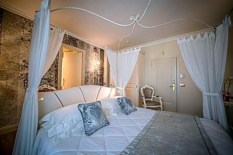 Deluxe Double Room with Canopy Bed