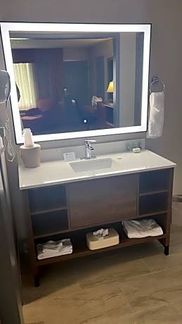 King Room with Bath Tub - Mobility Accessible/Non-Smoking