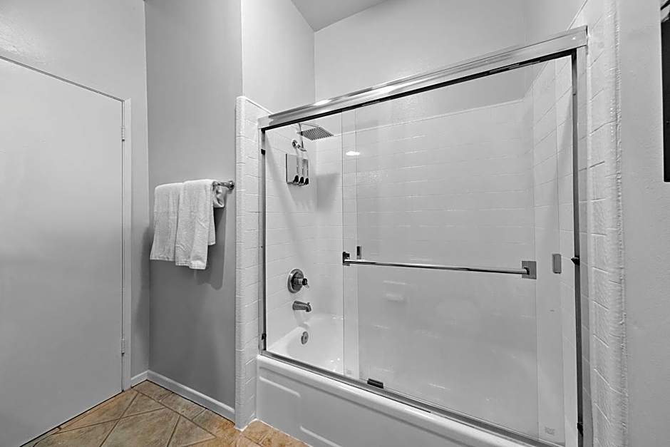 Beverly Hills Penthouse 2 BR Apt with Parking 407