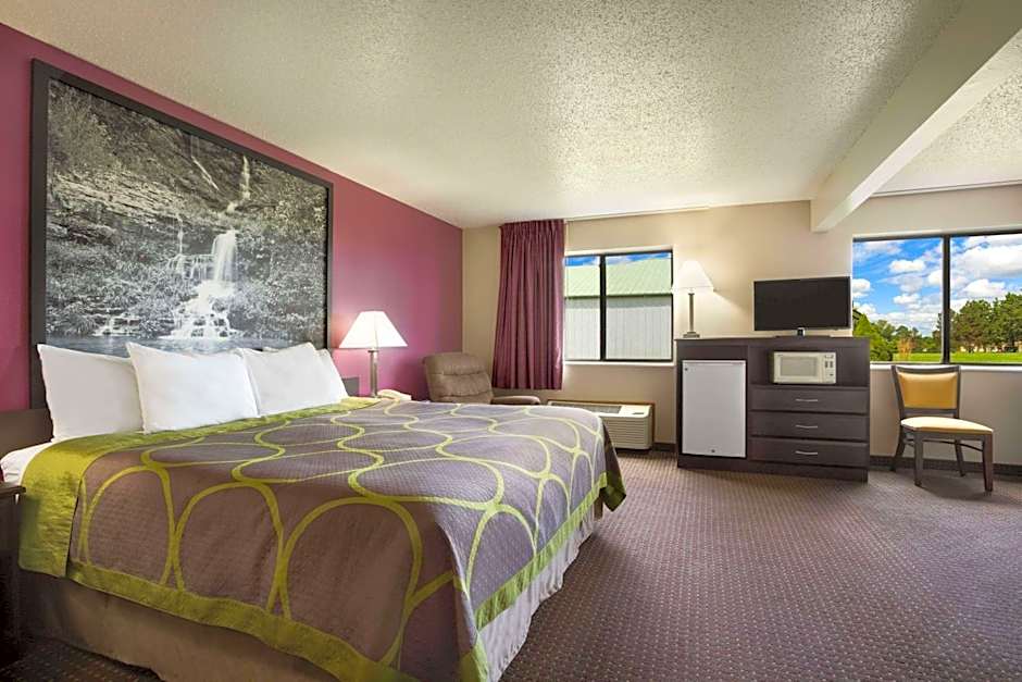 Photo 1 of 4 of 1 King Bed, Nonsmoking