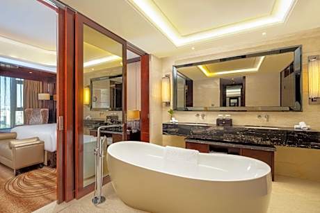 Superior King Suite with River View