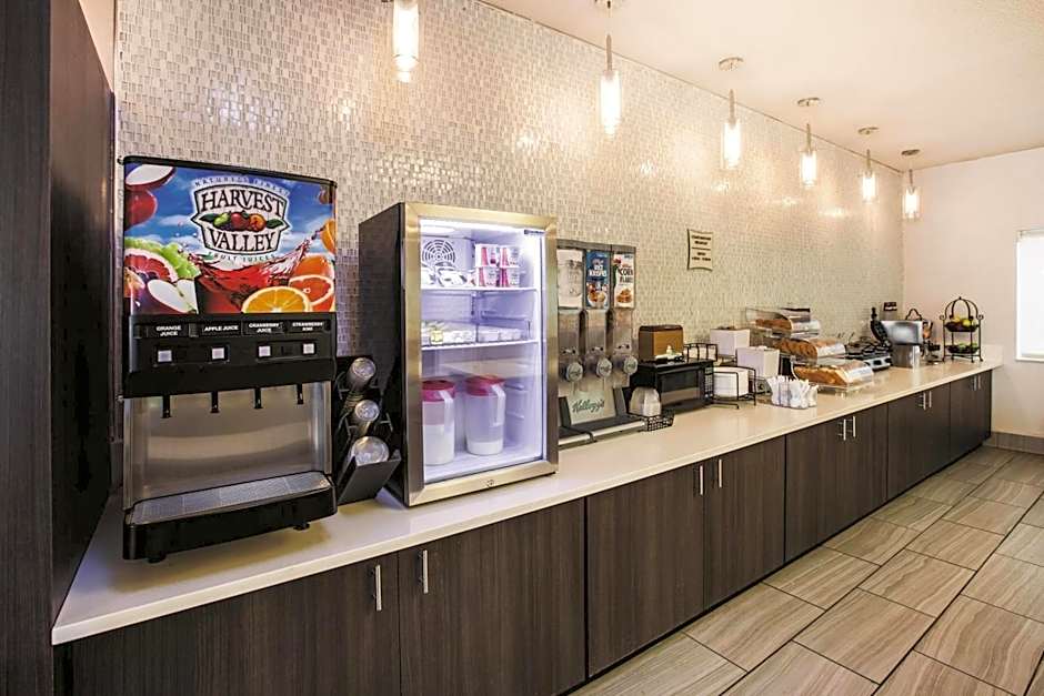 La Quinta Inn & Suites by Wyndham Indianapolis North At Pyramids