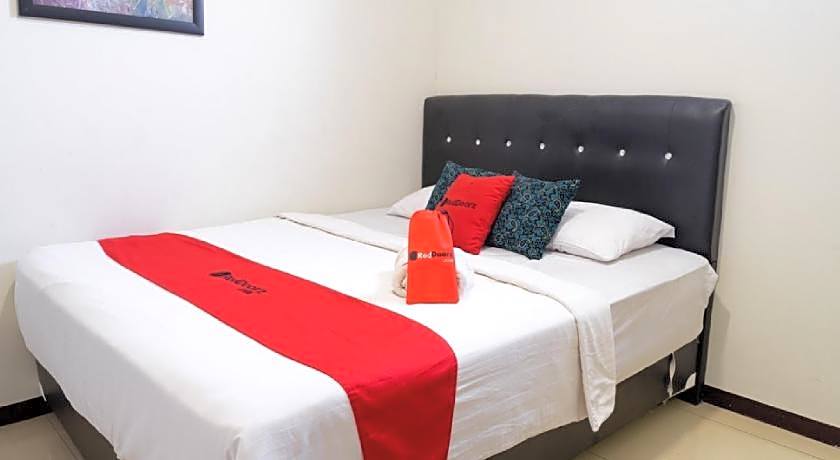 RedDoorz near Setrasari Mall 4