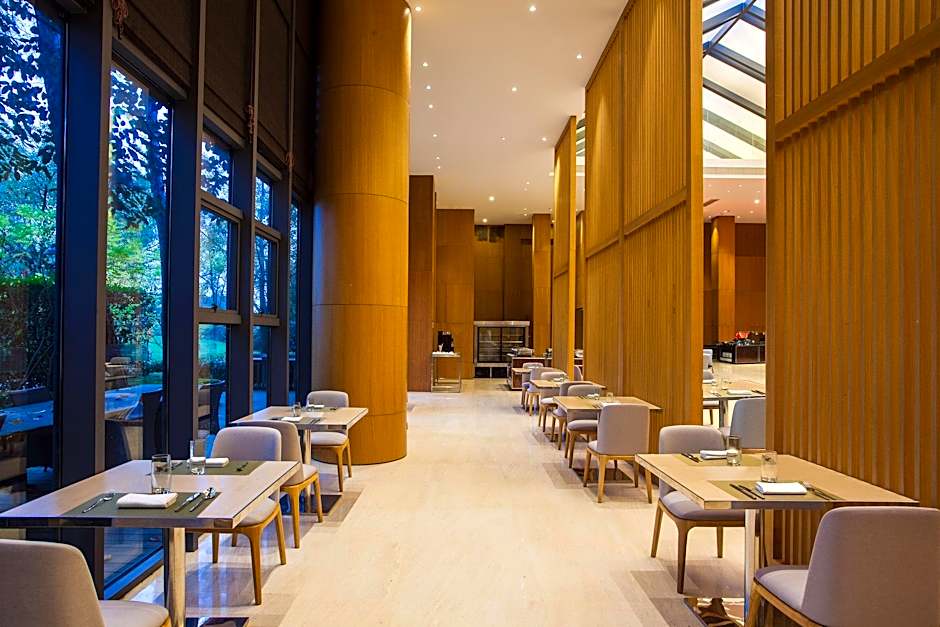 Aloft Chengdu Shixiang Lake