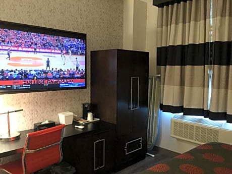 1 King Bed, Mobility/Hearing Accessible Room, Roll-In Shower, Non-Smoking
