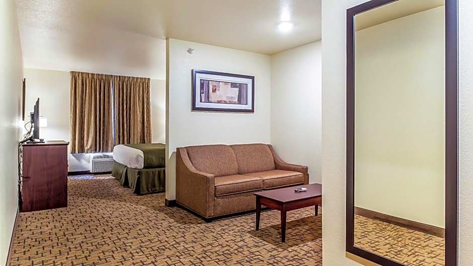 Cobblestone Hotel & Suites - Hutchinson