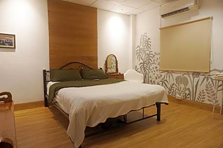 1 Queen Bed No Smoking